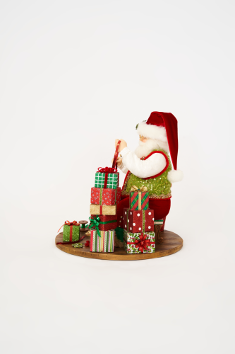 Kerstman pakt cadeautjes in