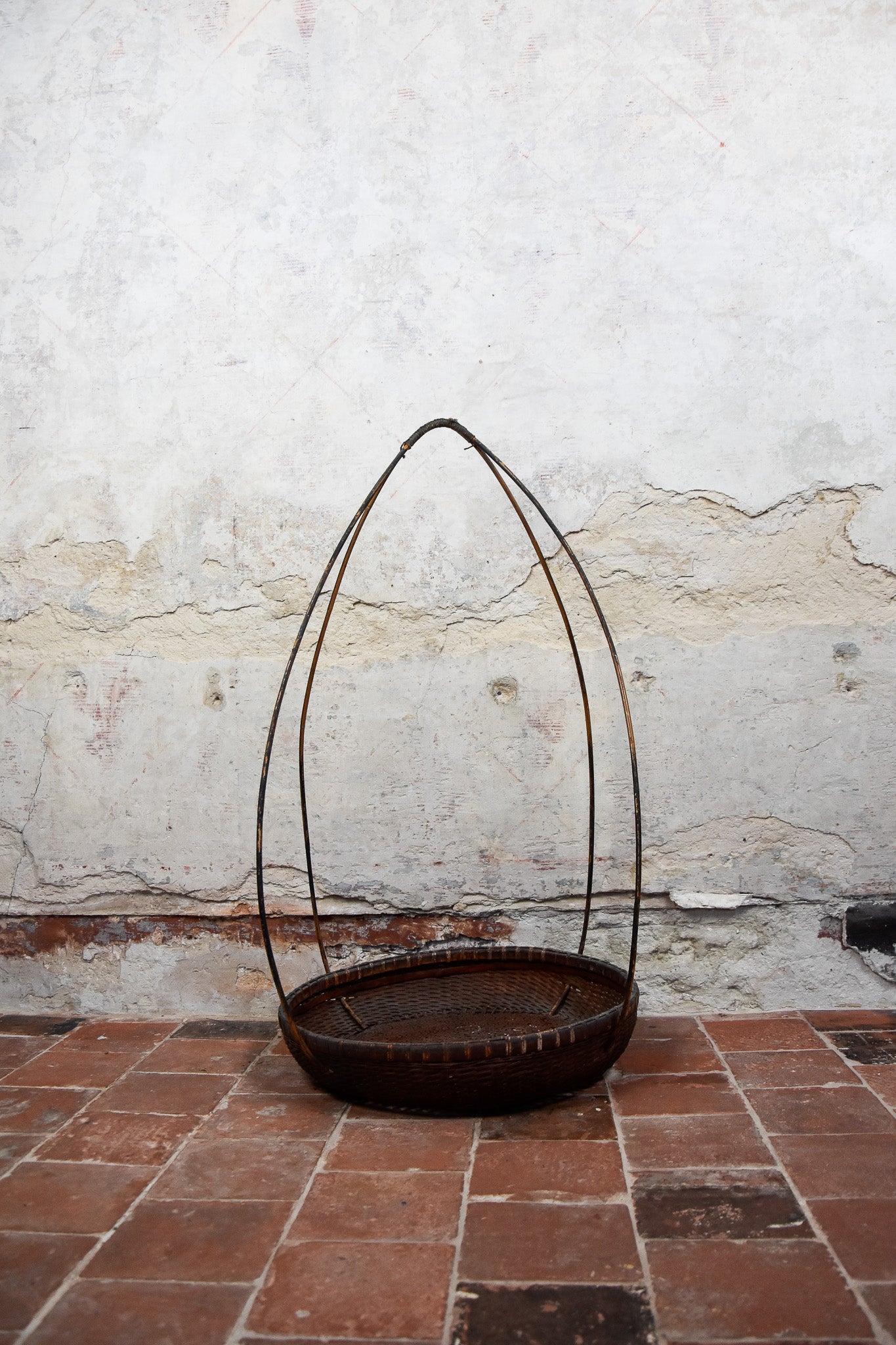 Rieten drager voor trouwmanden